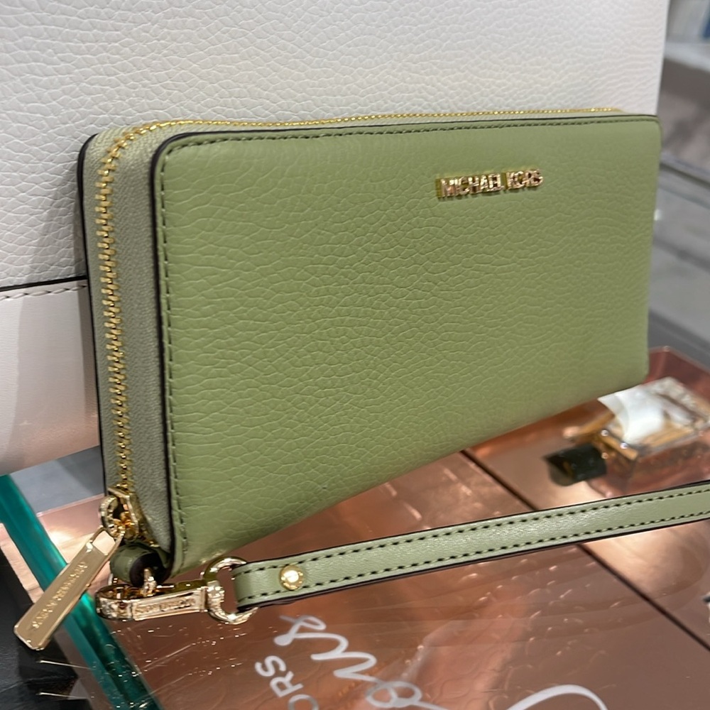 MICHAEL KORS
Leather Continental Wristlet Phone Case Wallet 
Light Sage
NWT - Picture 2 of 16